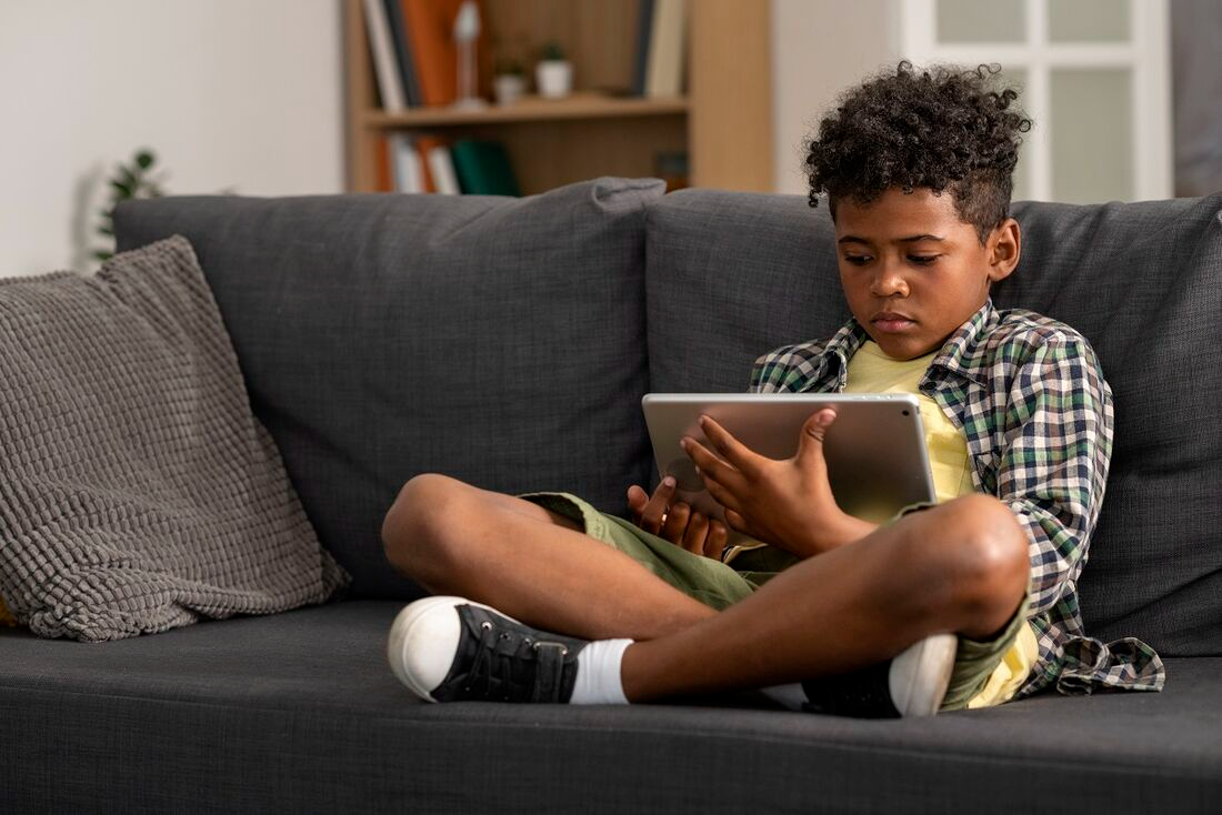 Manter os pequenos longe das telas é importante para o desenvolvimento cognitivo da criança. - Foto: Freepik