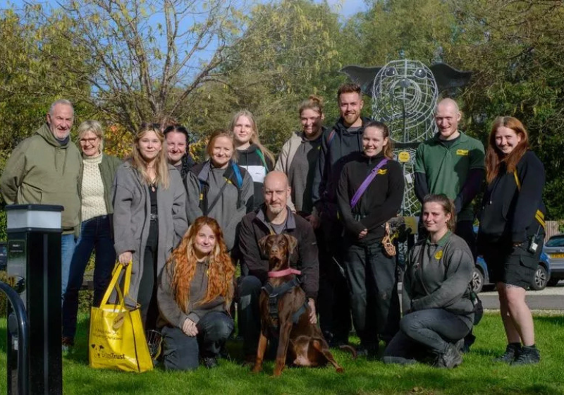 Jake, ao centro, era tido como o cão mais triste do abrigo e foi adotado depois de 850 dias. Que felicidade! - Foto: Dogs Trust Kenilworth