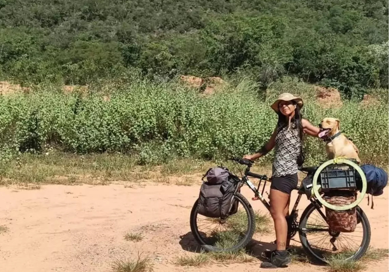 A jovem Esperanza saiu do Chile de bicicleta com sua cachorrinha e tem conhecido várias praias do Brasil. - Foto: @espe.gs/Instagram