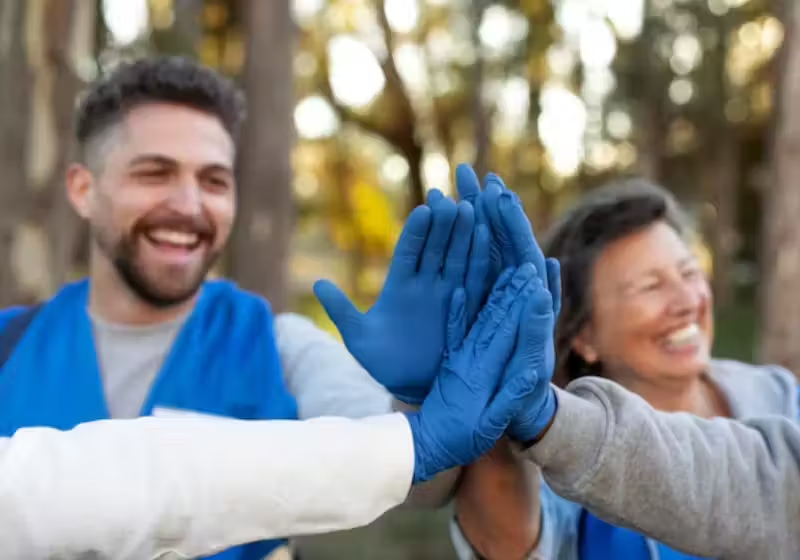 Que tal um mutirão de limpeza com amigos e familiares? - Foto: Freepik