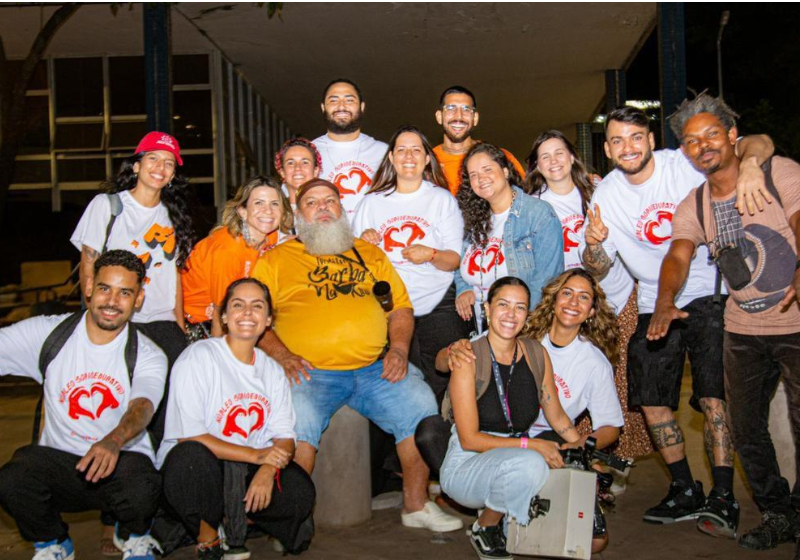 Em parceria com um projeto social, o Grupo Menos é Mais fez a distribuição de várias jantinhas para quem mais precisa! - Foto: Projeto Sou do Bem