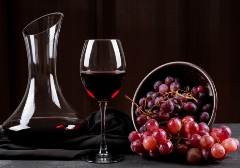 O vinho tinto, quando consumido em quatidades equilibradas, traz uma série de benefícios para o corpo. - Foto: Freepik
