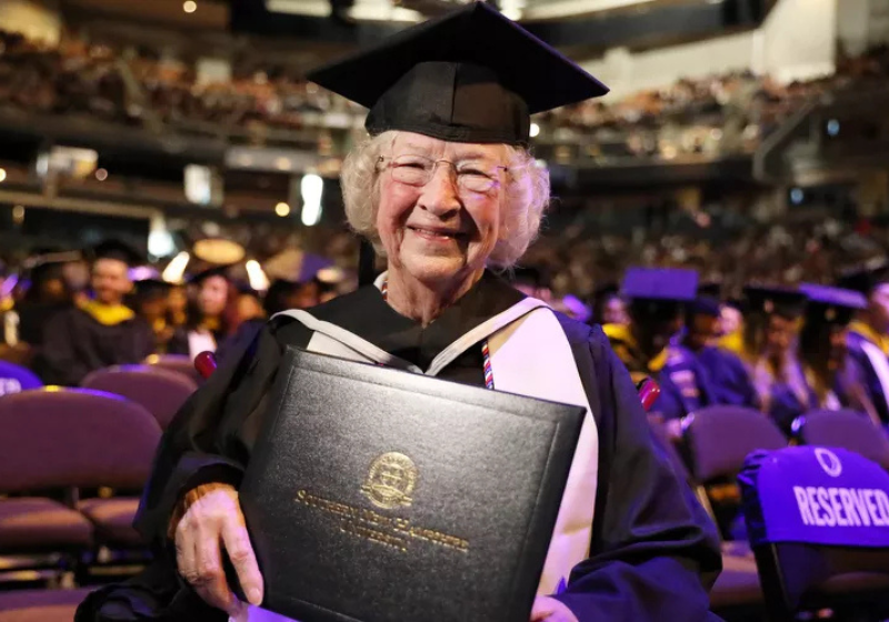 A idosa de 90 anos, Annette Roberge, mostrou uma baita disposição e conseguiu o diploma! - Foto: Southern New Hampshire University