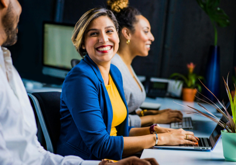 Entre as dicas para melhorar a felicidade no trabalho estão controlar as emoções, ser gentil e procurar ter boa relação com os colegas. - Foto: Jopwell/Pexels