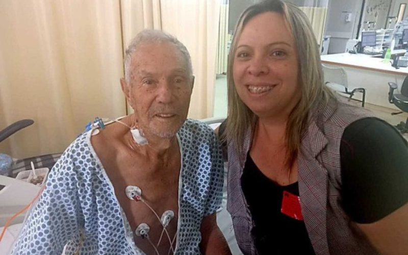 Esse idoso, Seu Belmiro, de 84 anos, agora sorri ao lado da filha Simone, após cirurgia para implante inédito de uma válvula cardíaca no hospital universitário de Brasília. Foto: Divulgação
