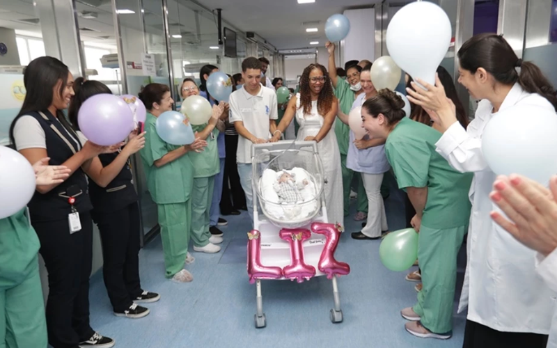 Um hospital, em SP, fez festa para Liz, uma bebê prematura, que ficou 7 meses internada e agora teve alta. - Foto: Diário do ABC