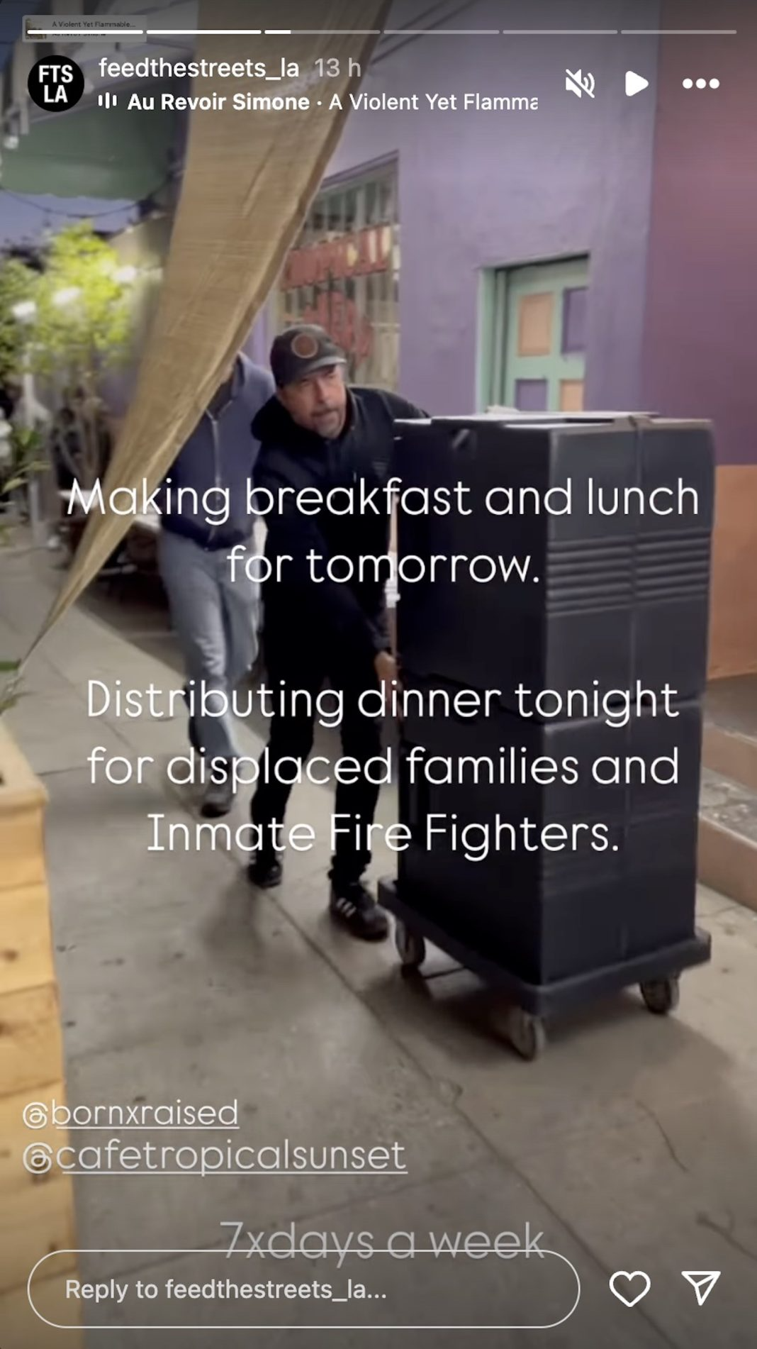 Dave além de preparar a comida, ajudou na logística. - Foto: Feed the Streets LA