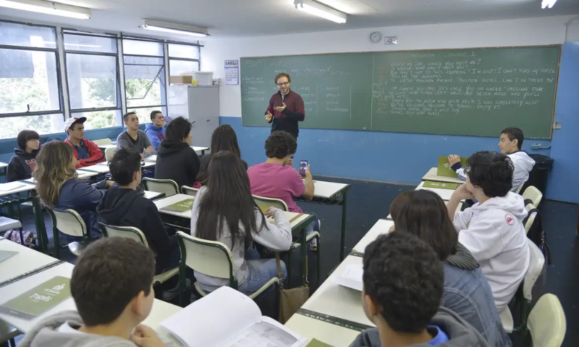 O programa Pé-de-meia, a ser anunciado pelo MEC, prepara o pagamento de bolsa para estudantes que que queiram ser professores nas áreas de de Letras, Matemática, Química, Física, Geografia, História e Biologia, entre outras. - Foto: Agência Brasil