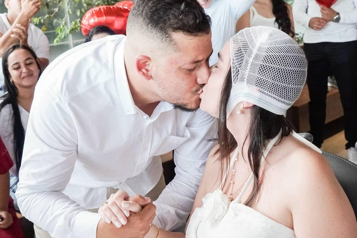 Os pombinhos já começaram a olhar as coisas do casamento. - Foto: Arquivo pessoal