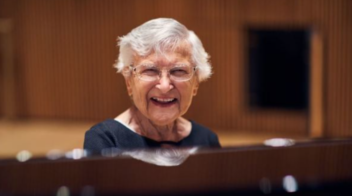 Centenária, Ruth encanta o mundo com sua arte. Ela foi aluna dos melhores! - Foto: Meredith Truax