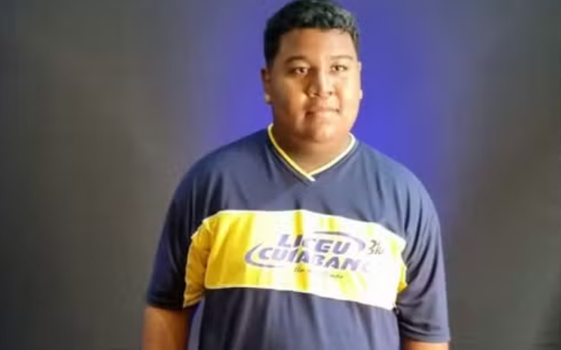 Esse é o Gustavo Silvio que só conseguiu fazer as provas do Enem após receber um empurrão, passar por baixo do portão, e entrar, mas agora ele conseguirá fazer faculdade também graças ao golpe de sorte e o presente de uma bolsa de estudo. Foto: G1