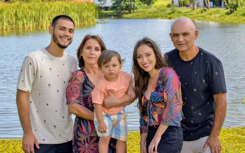 A família da Sueli e do Vanderval com os filhos adultos Matheus e Larissa muda completamente com a chegada do Victor, uma criança que perambulava pelas ruas de São Paulo, e que agora enche a casa de alegria. - Foto: Arquivo pessoal/G1