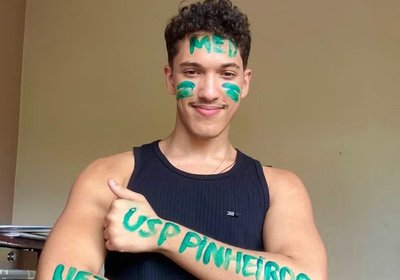 Nicollas Furtado, de Minas Gerais, trabalhava como vendedor, estudou sozinho e conseguiu passar para medicina na USP e na UFJF. - Foto: G1