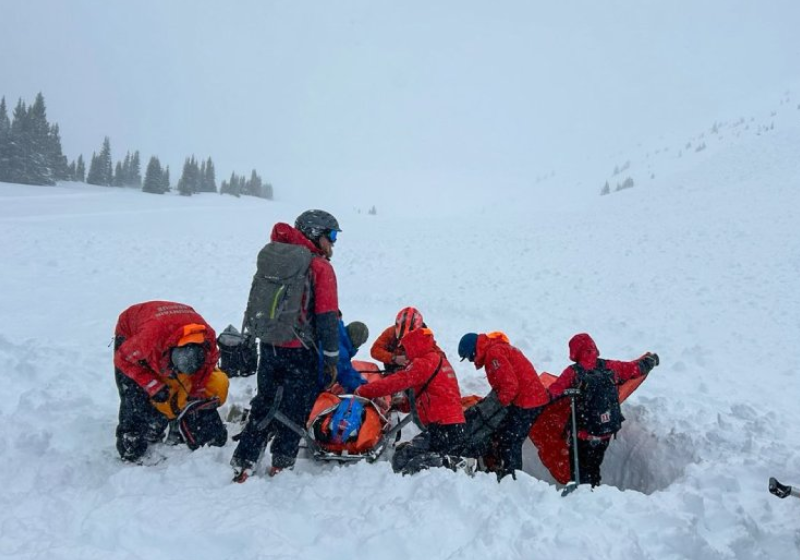 Milagre nas montanhas: homem soterrado por avalanche de neve é encontrado vivo