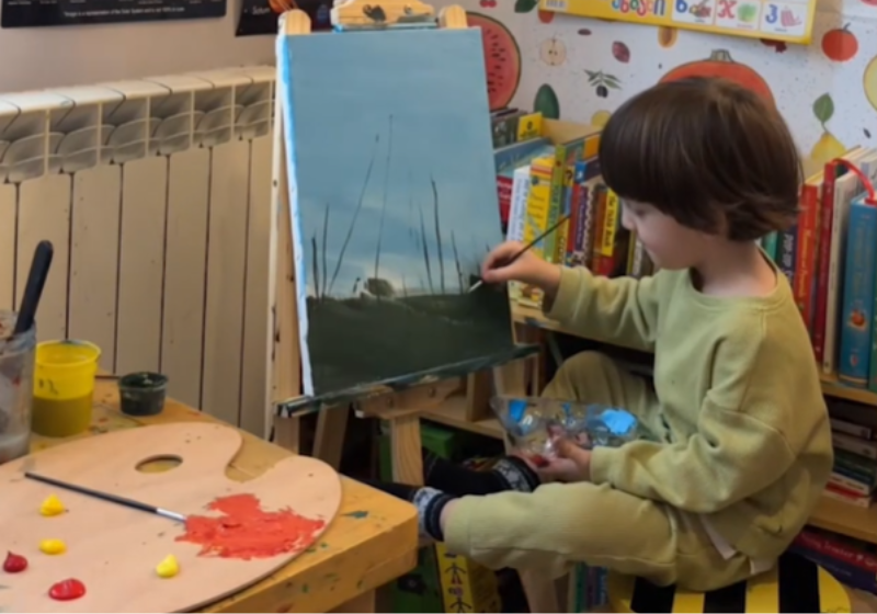 O menino Andria pinta telas com seu talento incrível desde os 7 meses e a impressão que se tem é que ele está em um parque de diversões. Foto: DailyMotion