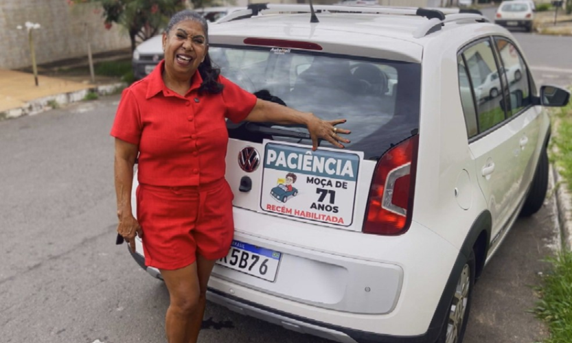 A professora aposentada Mirtes Macedo, recém habilitada, pede 