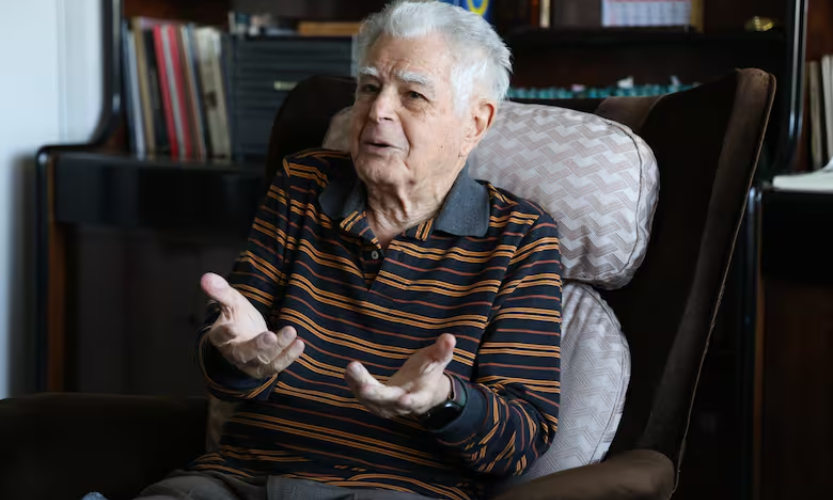 O próprio psicanalista Alberto Chab, de 97 anos, reencontrou o amor após os 90, ele criou o grupo de idosos para que compartilhem suas experiências e mostrem ao mundo que a vida não para. Foto: La Nación