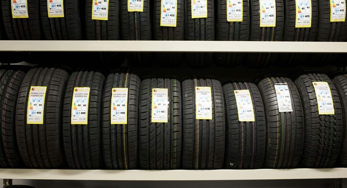 O tipo de plástico criado pelo grupo é termofixo, muito utilizado em pneus no mercado. - Foto: Robert Laursoo/Unsplash