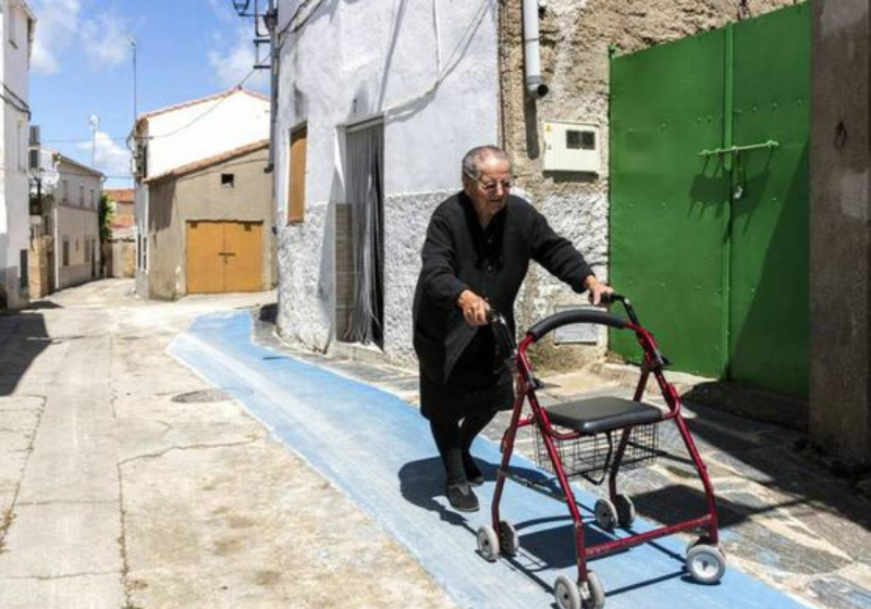 A cidade na Espanha foi toda adaptada para idosos. Faixas antiderrapantes, corrimões, entre outros. - Foto: Plataforma de Mayores Y Pensionistas