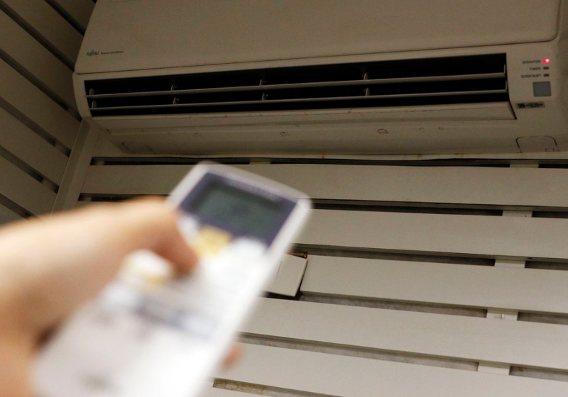 Para aumentar a eficiência do ar-condicionado, é preciso proteger o aparelho de fontes de calor. - Foto: Bruno Peres/Agência Brasil