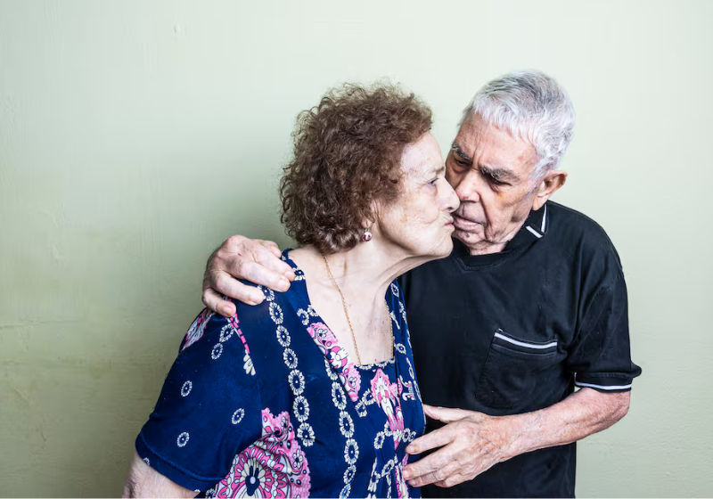 Depois do filho mobilizar um município na Espanha, os pais com Alzheimer não serão separados em abrigos. - Foto: Samuel Sánchez