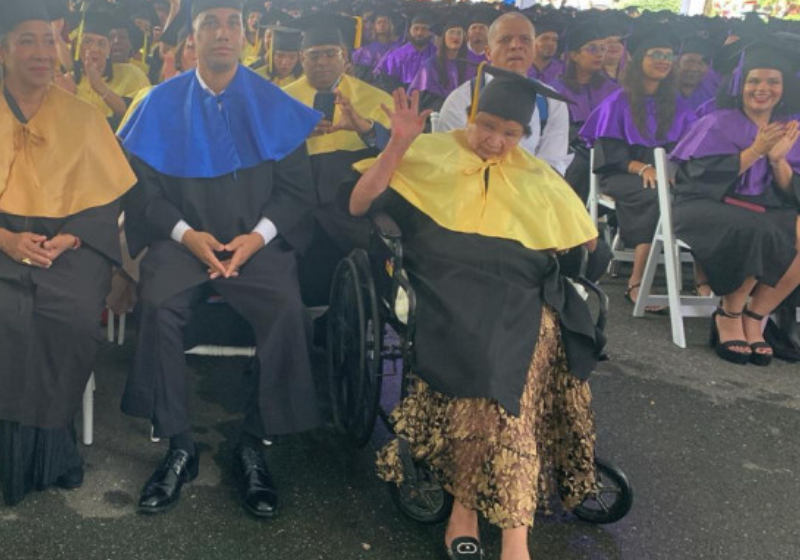 A idosa Andrea, que tem paralisia cerebral, conseguiu o diploma de farmacêutica na universidade aos 67 anos. - Foto: Karina Gamboa