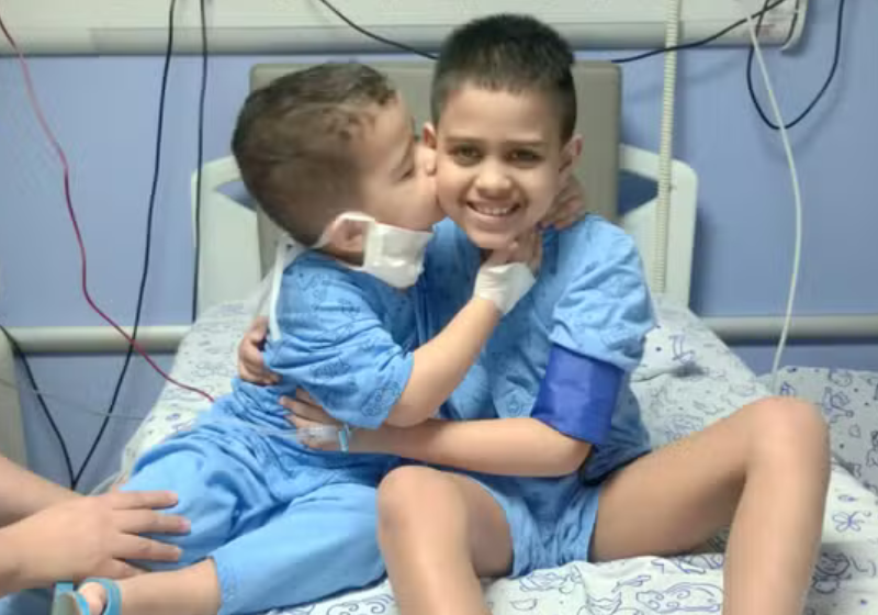 Menino de 3 salva irmão com doença rara ao doar medula; para sempre juntos!