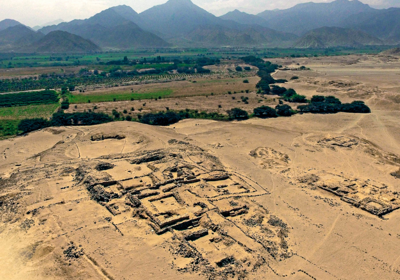 A pirâmide antiga no Peru, estava em Chupacigarro, local de destaque para arqueólogos. - Foto: Zona Arqueológica Caral