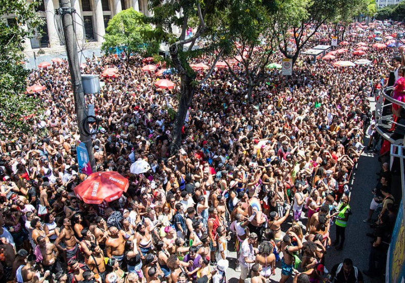 O Carnaval é para fortes, então para recarregar a energia e curar a ressaca, veja essas dicas básicas e divirta-se! - Foto: Prefeitura do Rio/Riotur