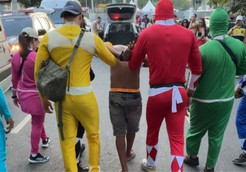 Policiais fantasiados de Power Rangers prendem ladrão de celulares no Carnaval; vídeo