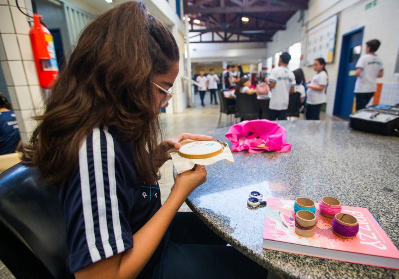 No Ceará, escolas inovam e substituem o uso de celular por bordados, jogos de tabuleiro, brincadeiras com bola e até forró. Foto: Diário do Nordeste