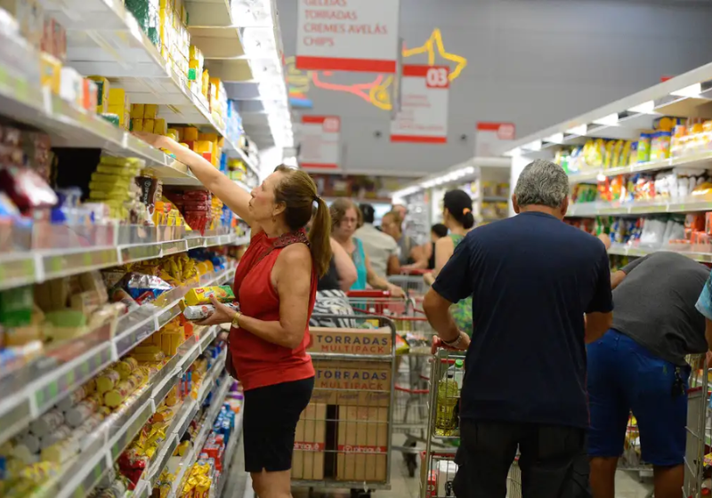 Economista diz o que Brasil precisa fazer após zerar tarifas de importação de alimentos; veja quais