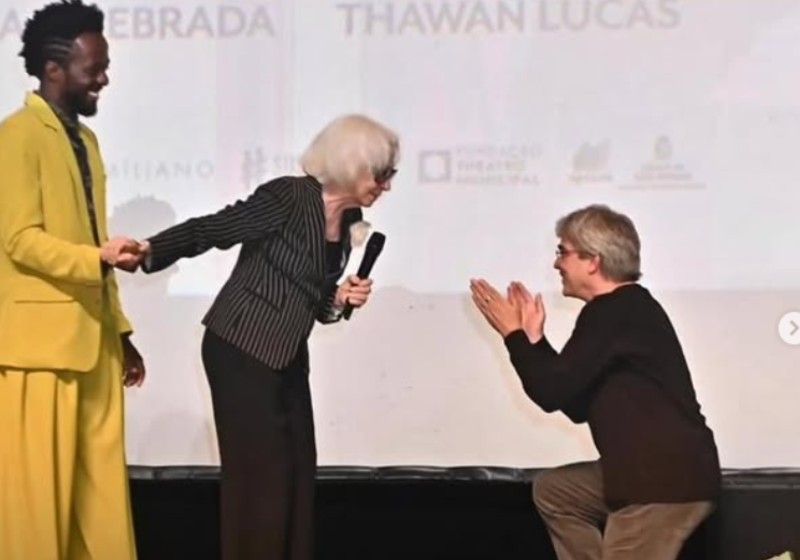 Em São Paulo, Fernanda Montenegro é reverenciada e aplaudida de pé na pré-estreia do filme “Vitória”, dirigido pelo genro dela, Andrucha Waddington, que ajoelhou e beijou as mãos da grande dama do teatro e da TV. – Foto: @fernandamontenegrooficial