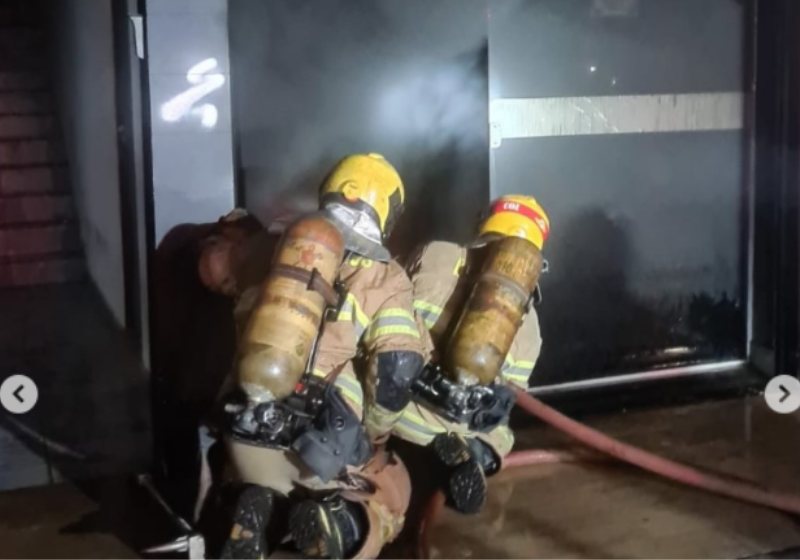Com agilidade e destreza, bombeiros entram numa casa em chamas e resgatam o cachorrinho, que estava preso, tentando escapar do fogo. Que emoção! Foto: CBMDF 