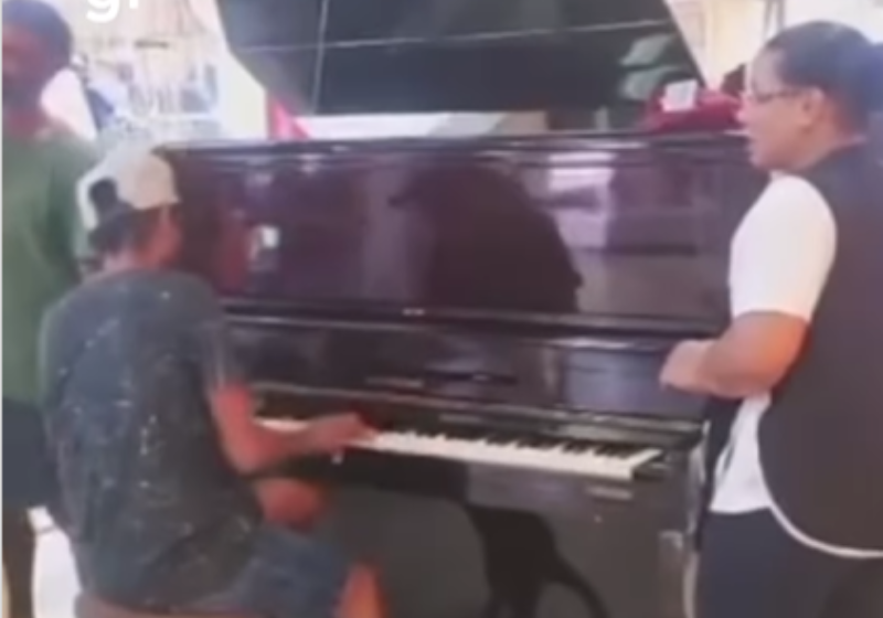 O espetáculo de Gerusa, a faxineira que é cantora, e o homem que vive em situação de rua, mas é pianista, viralizou nas redes. Foto: @plenonews