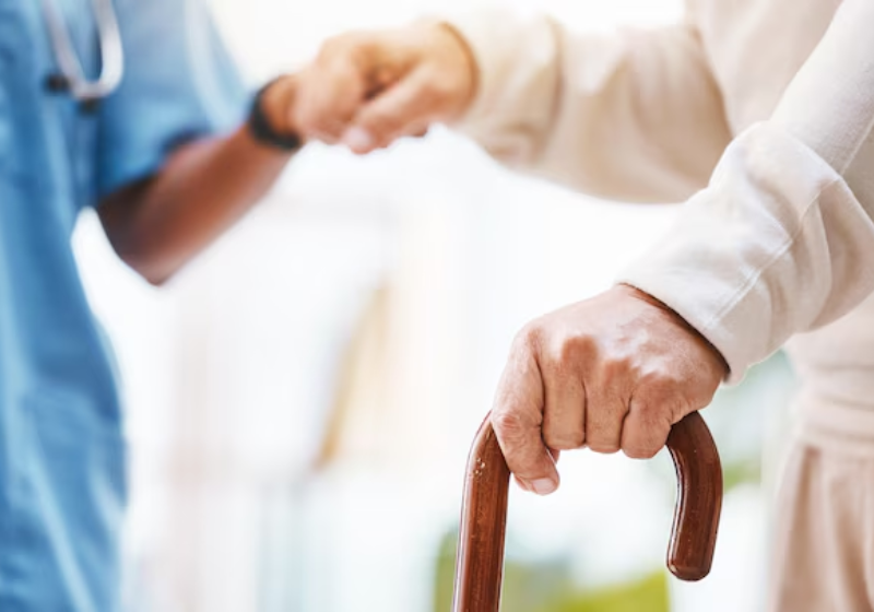 O novo tratamento, sem cortes nem incisões, contra o Parkinson e os tremores essenciais, promete reduzir os sintomas que tanto incomodam os pacientes. Foto: Freepik