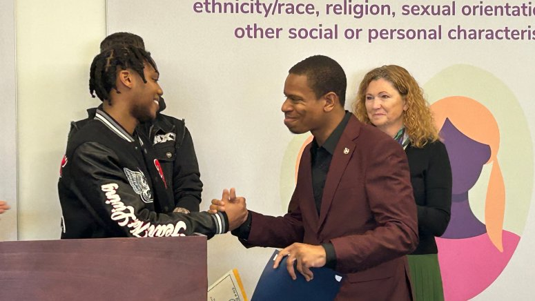 O jovem recebeu um certificado de vereadores da região. - Foto: NBC Connecticut