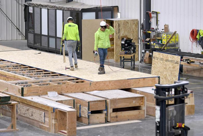 A casa já sai de fábrica com o piso instalado. - Foto: Thomas Peipert/AP Photo