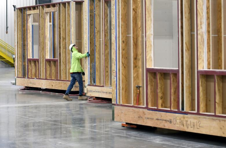 As casas são montadas em fábricadas. - Foto: Thomas Peipert/AP Photo