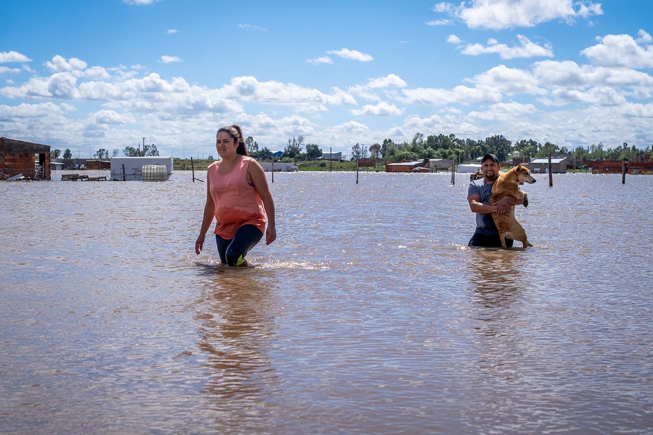 Ao todo, mais de 1.400 pessoas tiveram que sair de Bahía Blanca. - Foto: Clarin