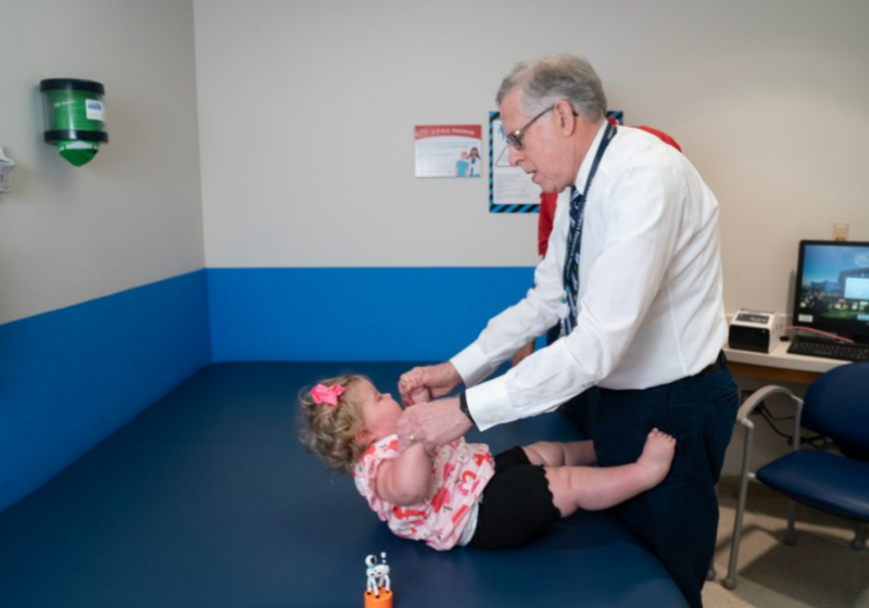 Mesmo sendo diagnosticada no útero com AME, a bebê passou por um tratamento e nasceu saudável. - Foto: St.Jude Children's Research Hospital