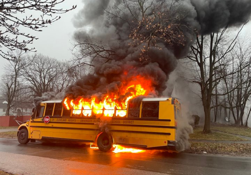 Motorista age rápido e resgata estudantes de ônibus em chamas