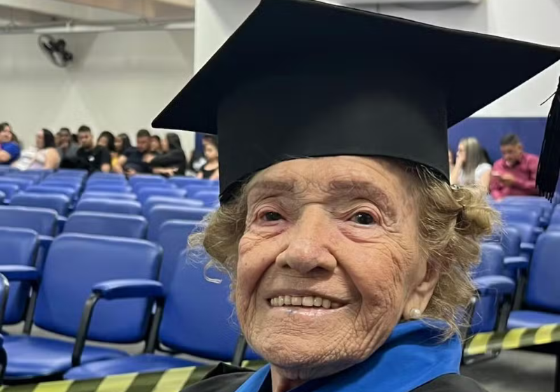 Aos 91 anos, esta idosa, dona Iolanda, ganhou uma bolsa integral de uma faculdade de São Paulo. Até os 85 anos ela era analfabeta. Que vitória! - Foto: Arquivo pessoal