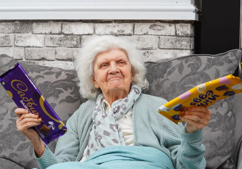 Centenária de 106 anos diz que chocolate e festas são segredos da vida longa