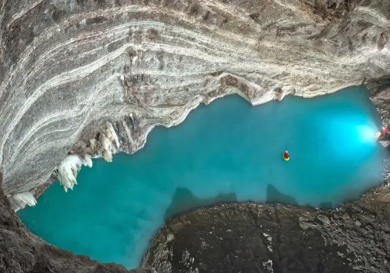 País descobre o maior lago termal do mundo; água azul turquesa