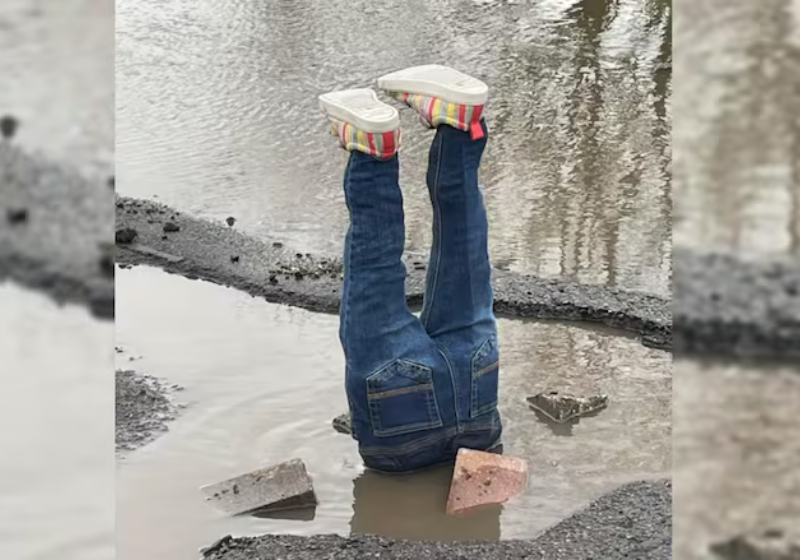 Protesto de homem faz prefeitura tapar em 4 dias buraco de rua que existia há 8 meses