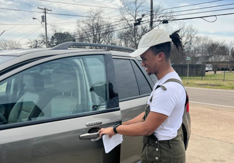 Não é todo dia que um⁣ jovem recebe um carro novo de presente, especialmente ⁣após perder ⁤o seu ​em um acidente. - Foto: Darkhorse Press/Facebook