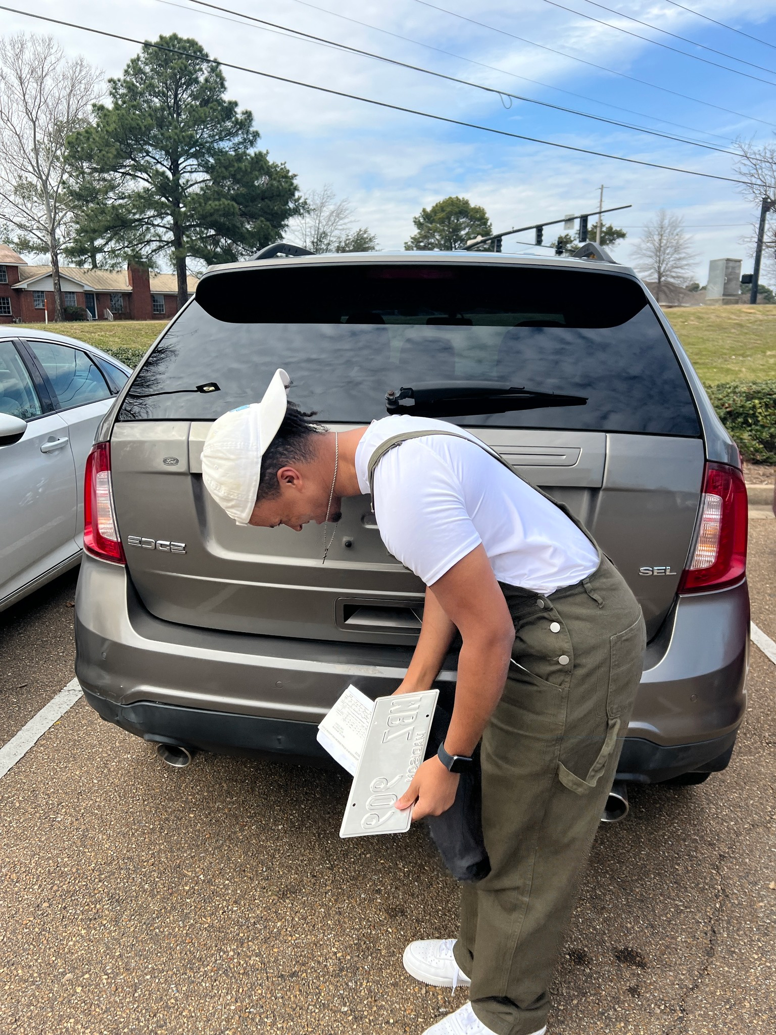 Quando viu o carro, Omari não conseguiu segurar a emoção. Foto: Darkhorse Press/Facebook