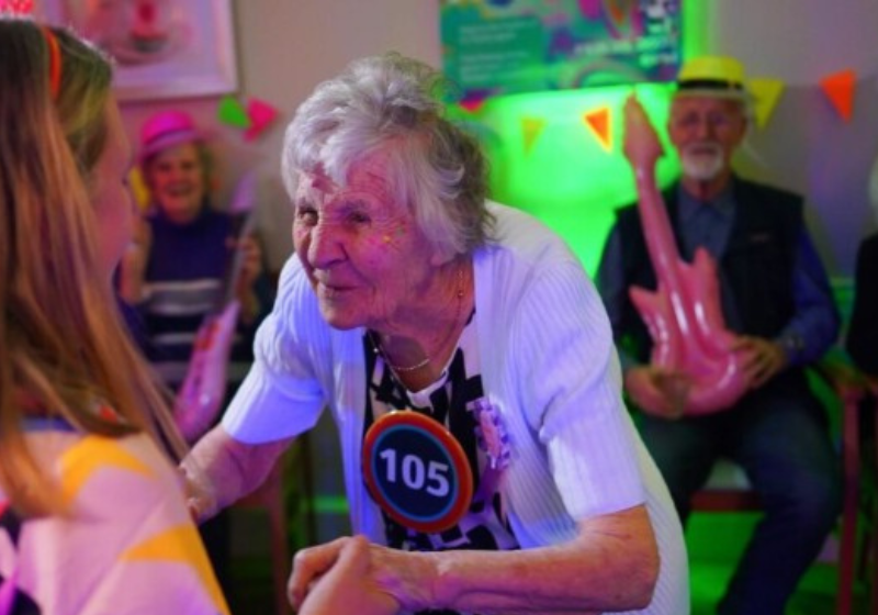 Idosa faz 105 anos, contrata festa rave com DJ e recebe felicitações do Rei Charles