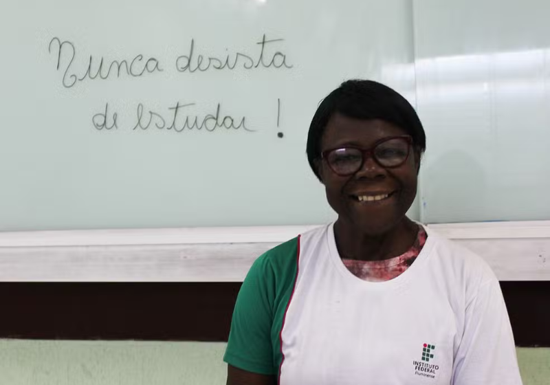 Aos 70 anos, a idosa Dona Elenice, que trabalhava em serviços gerais, foi aprovada na faculdade e agora vai cursar Pedagogia na Uenf, Universidade Estadual do Norte Fluminense. - Foto: Vitor Carletti/Ascom IFF Campos Centro